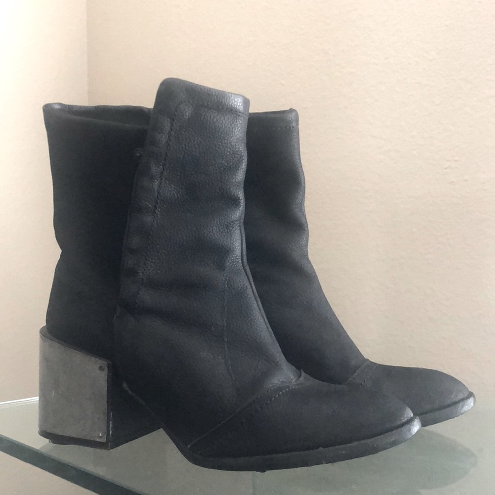 Vintage suede and metal heel boot 7 great condition
